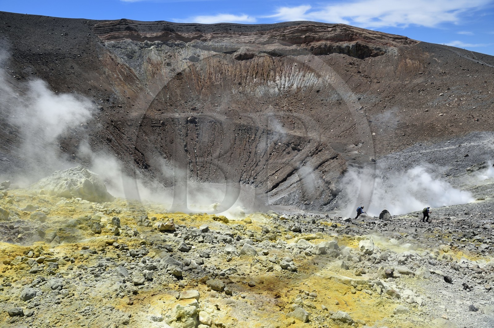 Italie, Sicile, iles Eoliennes, classées Patrimoine Mondial de l'UNESCO, ile de Vulcano, randonneurs dans le cratère du volcan della Fossa et fumerolles soufrées