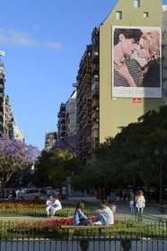 Argentina, Buenos Aires, La Recoleta district, pairs of lovers on the benches