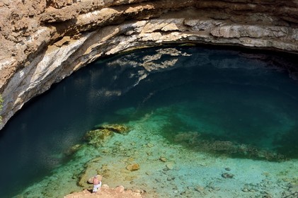 Sultanat d'Oman, région d'Ash Sharqiyah, Bimmah, Hawiyyat Najm connu sous le nom de Sink Hole, puits naturel de 20 mètres de profondeur