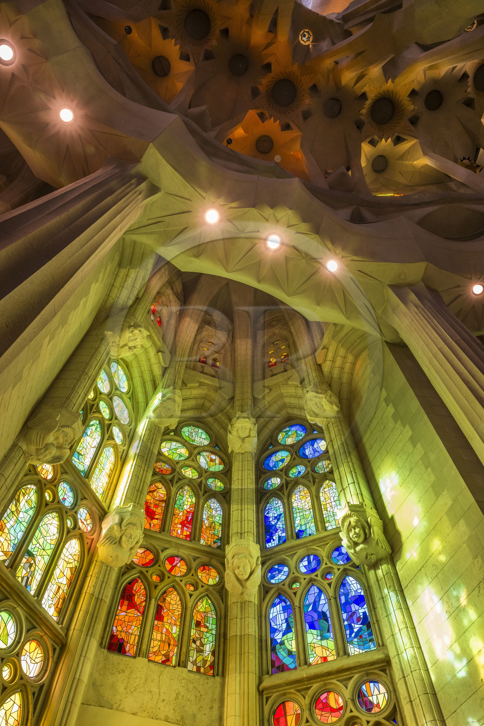 Espagne, Catalogne, Barcelone, quartier de l'Eixample, basilique de la Sagrada Familia de l'architecte du modernisme catalan Antoni Gaudi classée Patrimoine Mondial de l'UNESCO, vitraux de l'abside au dessus du déambulatoire réalisation du peintre et verrier catalan Joan Vila-Grau