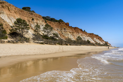 Portugal, Algarve, Olhos de Agua, la plage de Praia da Falésia surplombée par ses falaises rouges