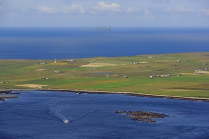 Royaume-Uni, Ecosse, Iles Orcades, Ile de South Ronaldsay, champs et fermes éparses (vue aérienne)