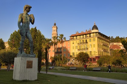 France, Alpes-Maritimes (06), Nice, vieille ville, promenade du Paillon, sculpture du David de Michel-ange, immeubles d'habitation et la tour de l'ancien Couvent Saint-Francois