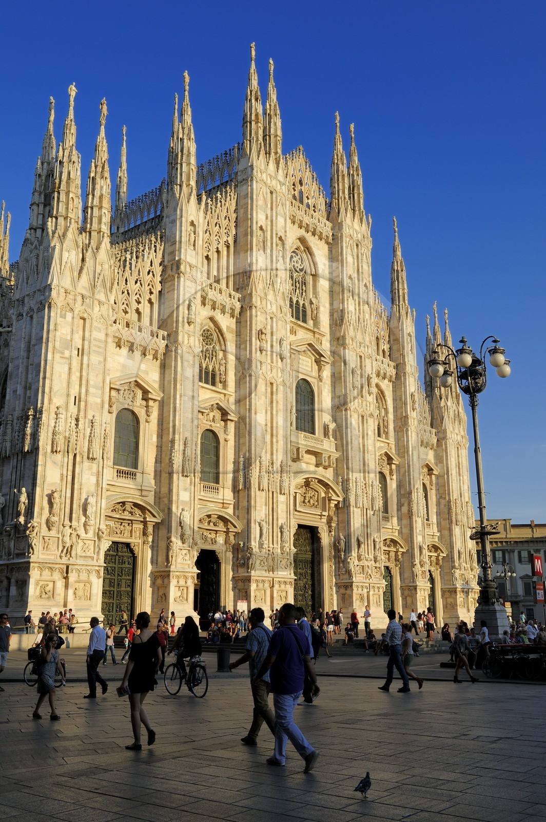 Italie, Lombardie, Milan, Piazza del Duomo, la cathédrale le Duomo de style gothique flamboyant