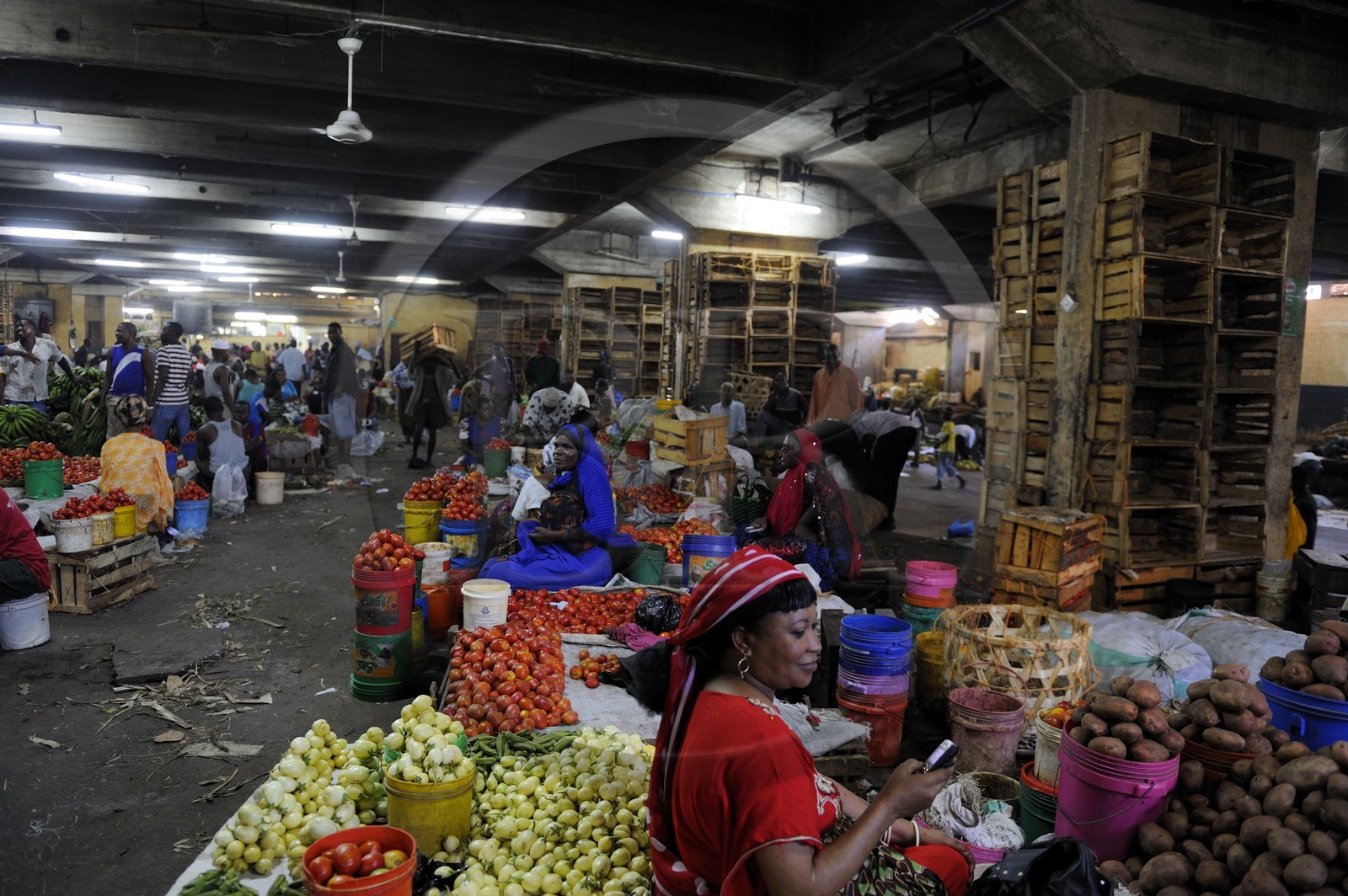 Tanzanie, Dar es-Salaam, le grand marché central de Kariakoo, la partie basse au sous-sol