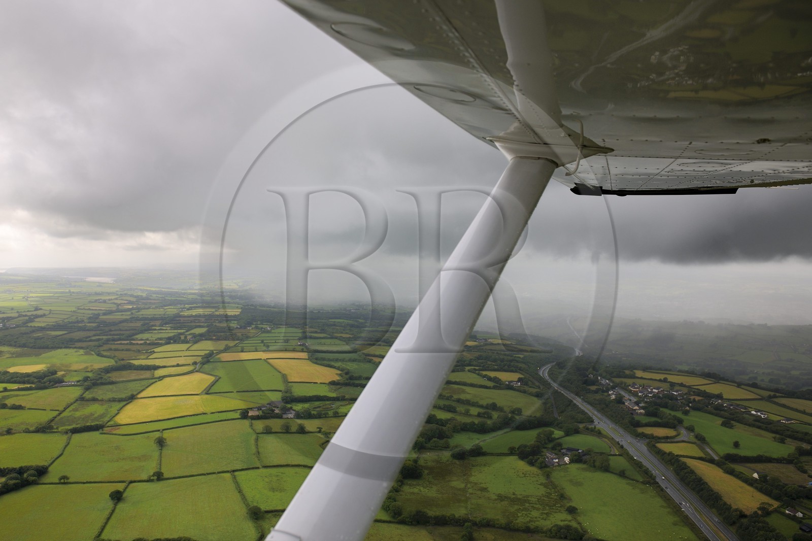 Royaume-Uni, Angleterre, Pays de Galles, l'autoroute A48 et un rideau de pluie (vue aérienne)