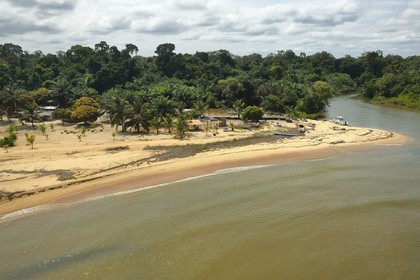 Gabon, province de l'Estuaire, campement de pêcheurs sur la zone littorale (vue aérienne)