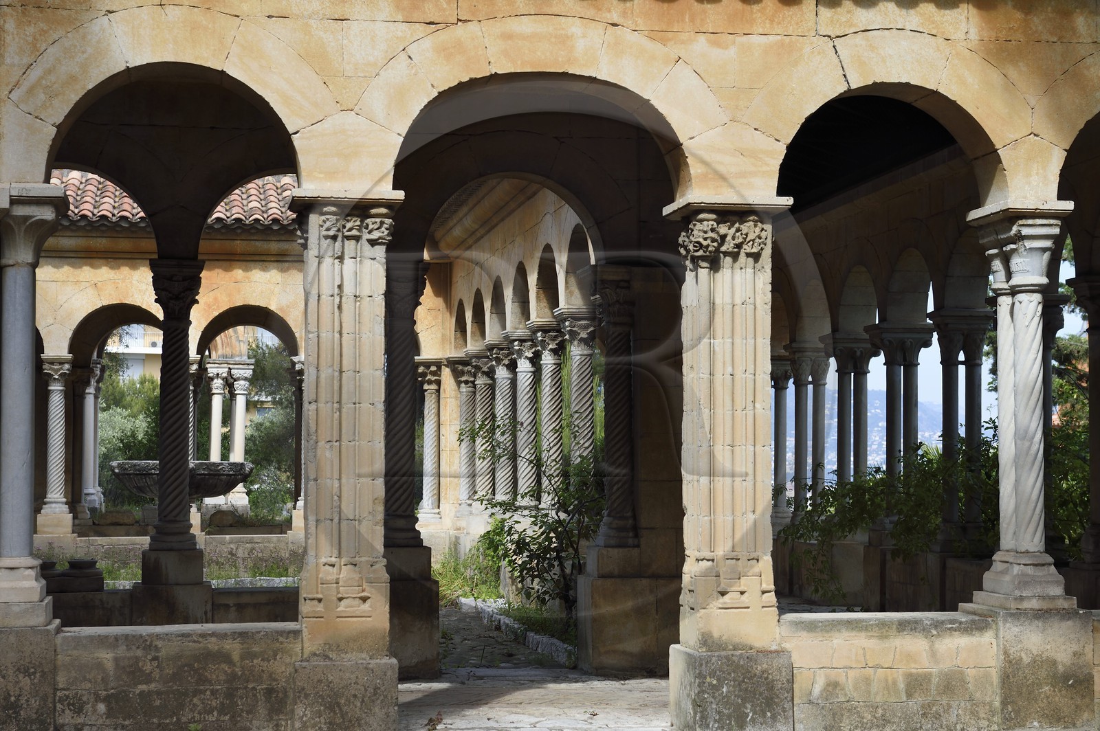 France, Alpes-Maritimes (06), Nice, colline de Fabron, Abbaye de Roseland, ancien cloitre de l'église de la Daurade à Toulouse France, Alpes-Maritimes (06), Nice, colline de Fabron, Abbaye de Roseland, ancien cloitre de l'église de la Daurade à Toulouse