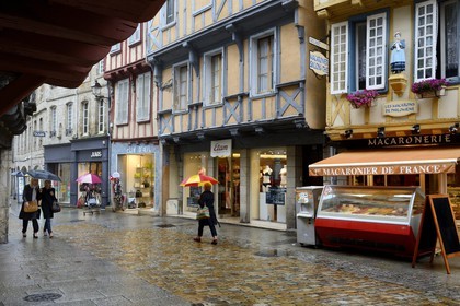 France, Finistère (29), Quimper, la rue Kéréon et la cathédrale Saint-Corentin