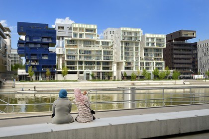 France, Rhône (69), Lyon, nouveau quartier de La Confluence au sud de la Presqu'île, immeubles d'habitation quai Arlès Dufour devant la place nautique