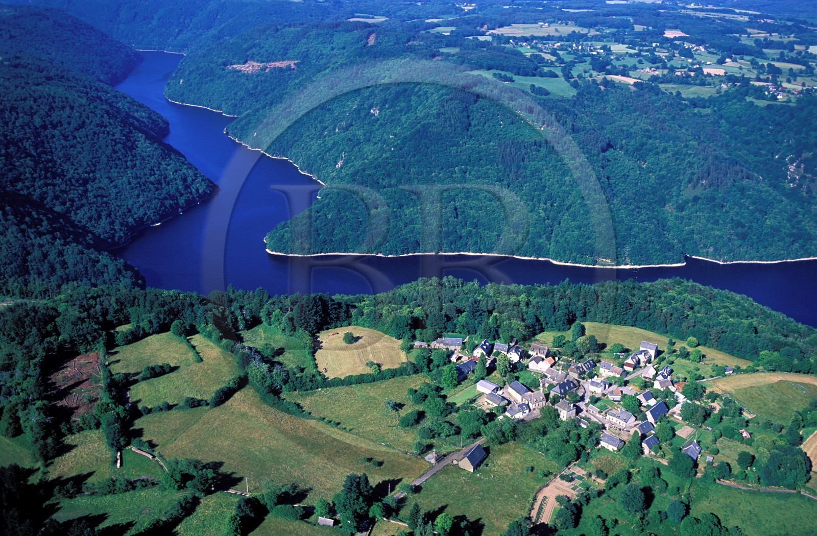 France, Corrèze (19), les gorges de la Dordogne surplombées par le village de Lavastroux (vue aérienne)