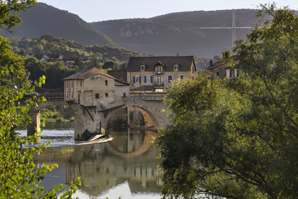 France, Aveyron (12), Millau, le pont Vieux franchissait le Tarn, l'ancien moulin sur sa deuxième pile