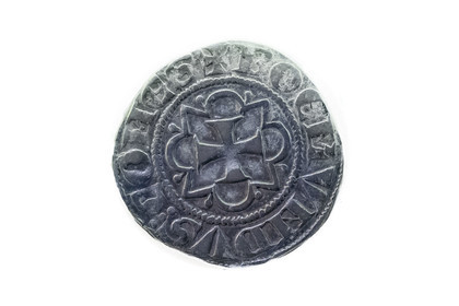 France, Aveyron (12), La Cavalerie, musée du Point Accueil des remparts, pièce d'argent utilisée par les Chevalier de l'Ordre du Temple et émise par le Comté de Tripoli (États latins d'Orient), denier Demi-Gros Bohemond VI représentant une croix entourée d'arcs et d'angles en alternance avec l'Inscription BOEMVUNDVS COMES
