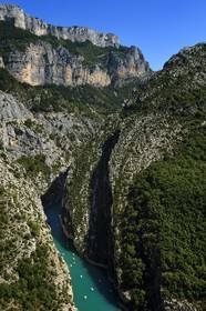 Var (83) rive gauche et Alpes-de-Haute-Provence (04) rive droite, Parc Naturel Régional du Verdon, les Gorges du Verdon débouchant sur le lac de Sainte Croix (vue aérienne)