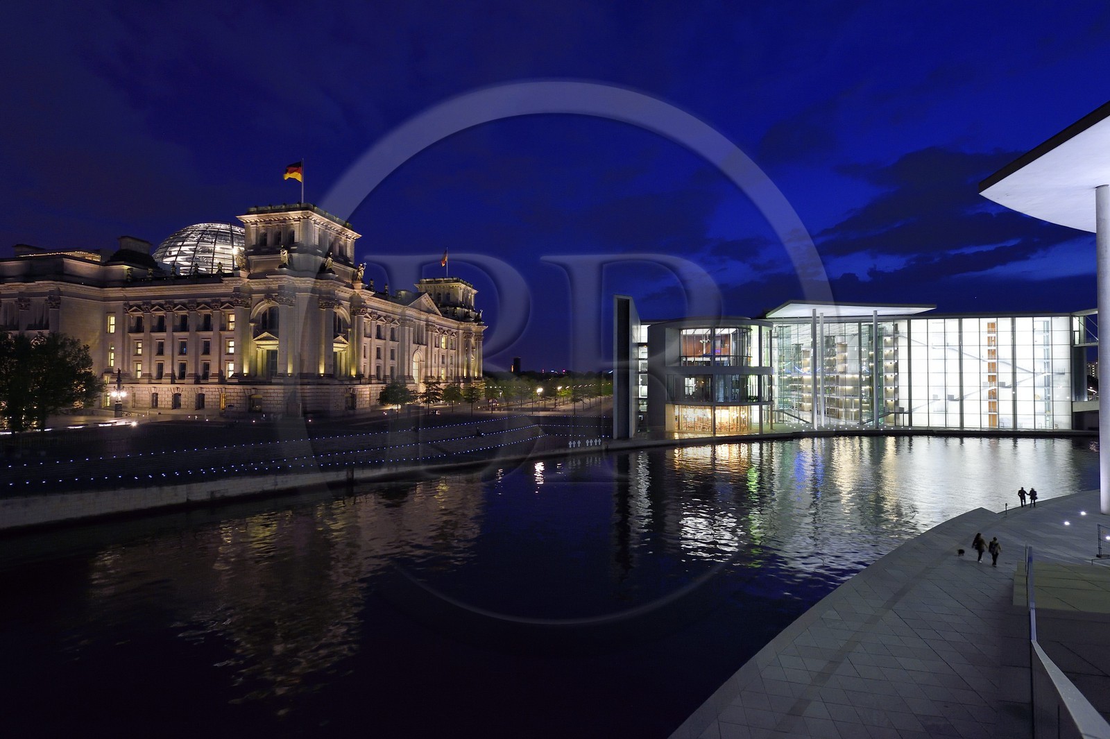 Allemagne, Berlin, le Reichstag avec le dome en verre du Bundestag (parlement allemand depuis 1999) de l'architecte Sir Norman Foster à gauche, batiments du nouveau complexe parlementaire le Paul-Lobe Haus à droite par l'architecte Stephan Braunfels sur les berges de la rivière Spree