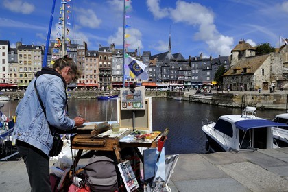 France, Calvados, Honfleur, the Vieux-Bassin (Old Basin), Sainte Catherine quay seen from the Saint-Etienne quay, professional painter