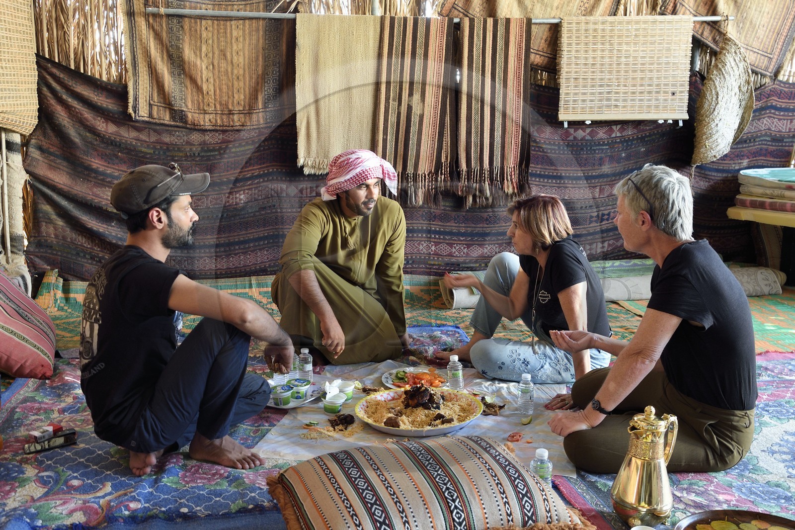 Sultanat d'Oman, gouvernorat de Ash Sharqiyah, désert des Wahiba Sands ou Sharqiya Sands, village bédouin de al-Wasil, repas avec la famille bédouine al-Badri