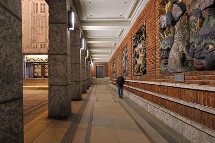 Norvège, Oslo, l'hôtel de Ville (Radhuset), bas-reliefs représentant les mythes vikings