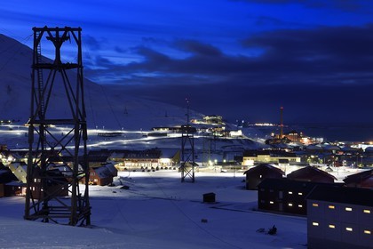 Norvège, Svalbard, Spitzberg, Longyearbyen, anciens chevalements de transport du charbon et batiment central abandonné du téléphérique en arrière plan