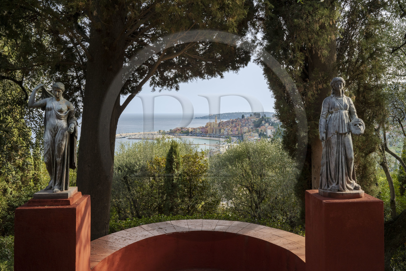 France, Alpes-Maritimes (06), Menton, Domaine des Colombieres, vue sur la ville depuis le jardin du domaine créé par Ferdinand Bac