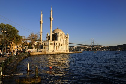 Turquie, Istanbul, mosquée baroque d' Ortaköy et le pont du Bosphore