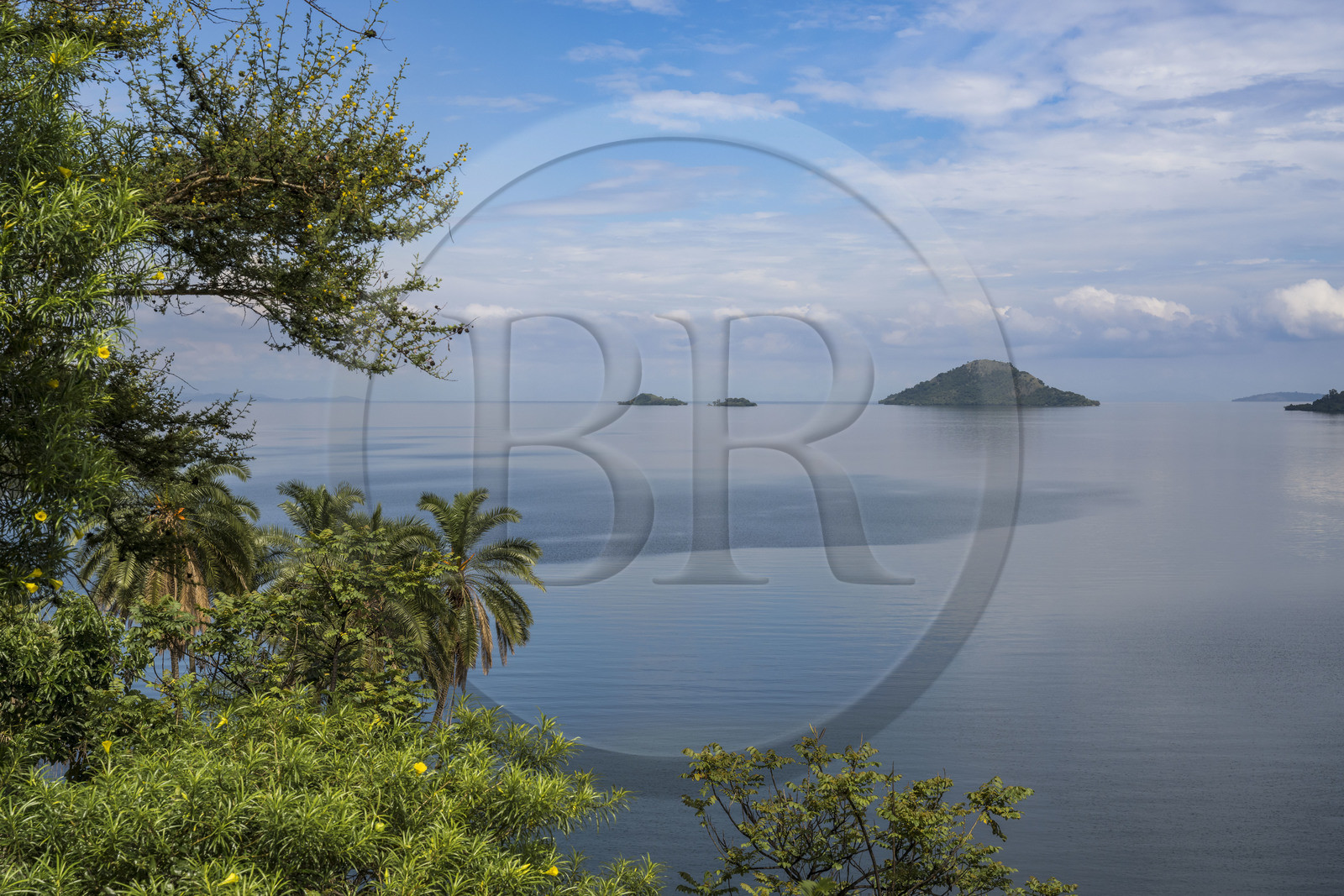 Rwanda, Province de l’Ouest, Karongi (anciennement nommée Kibuye), lac Kivu, l'Ile Napoléon nommé ainsi en raison de sa forme qui ressemble au chapeau de l'empereur en arrière plan