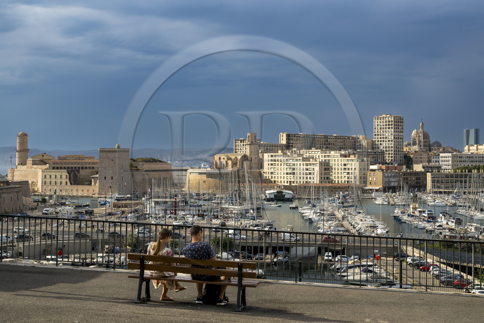 France, Bouches-du-Rhône (13), Marseille, le Fort Saint Jean à l'entrée du Vieux Port vu depuis le parvis de l'abbaye Saint-Victor