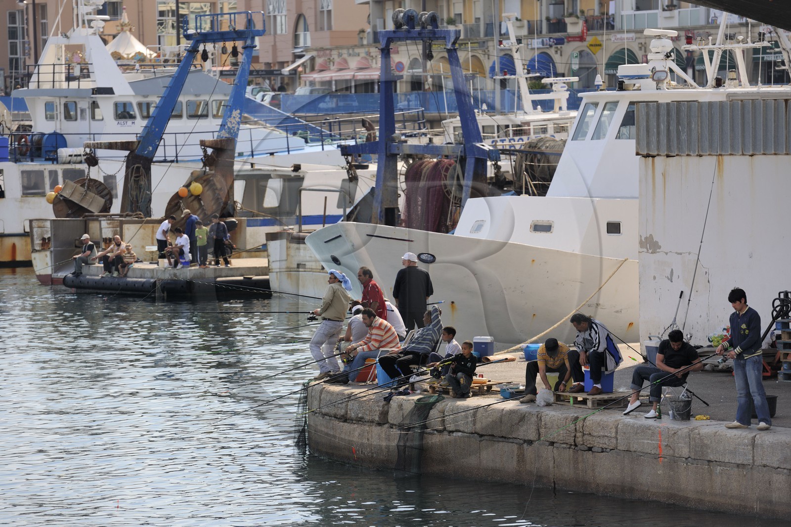 France, Hérault (34), Sète, pêcheurs à la ligne sur le vieux port