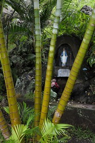 France, île de la Réunion, commune de Saint-Paul, le chemin du Tour des Roches, petit autel dédié à la Vierge
