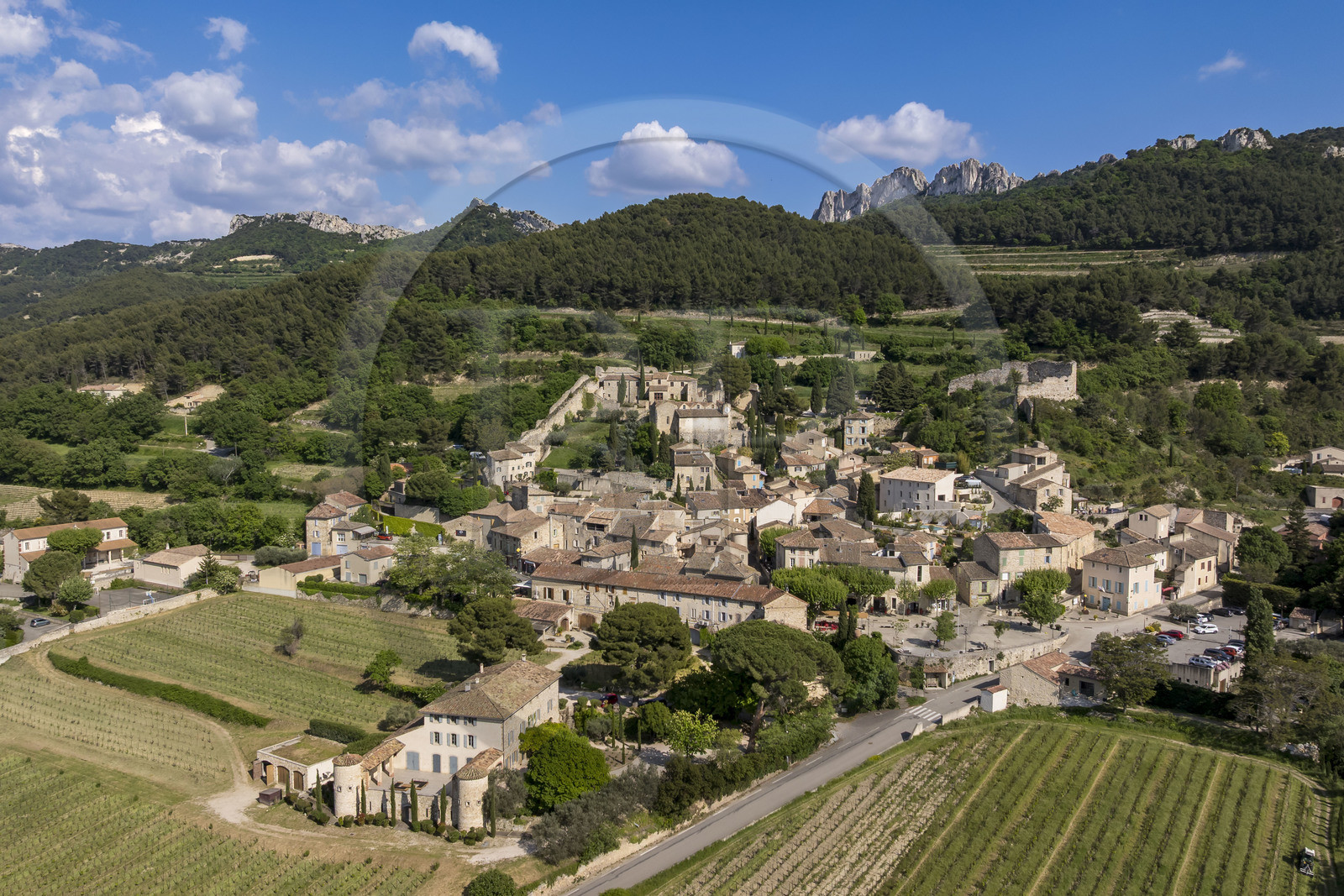 France, Vaucluse (84), Dentelles de Montmirail, Gigondas, le village au pied des Dentelles Sarrasines (vue aérienne)