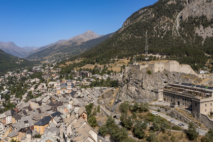 France, Hautes Alpes (05), Briançon, site Vauban classé Patrimoine Mondial de l'UNESCO, le Fort du Chateau dominant la vieille ville dans l'enceinte de la citadelle avec les clochers de la collégiale Notre-Dame-et-Saint-Nicolas (vue aérienne)