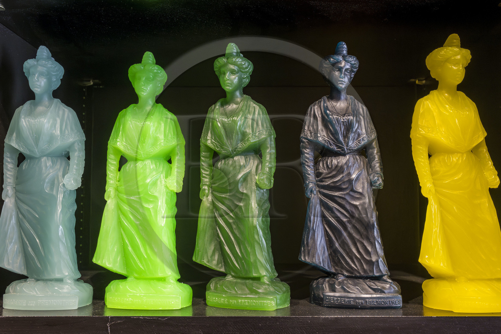 France, Bouches-du-Rhône (13), Tarascon, boutique Souleiado, bougies reprenant des icones provençales comme la Vierge ou l’arlésienne dans des couleurs flashy fabriquées par la Ciergerie des Prémontrés