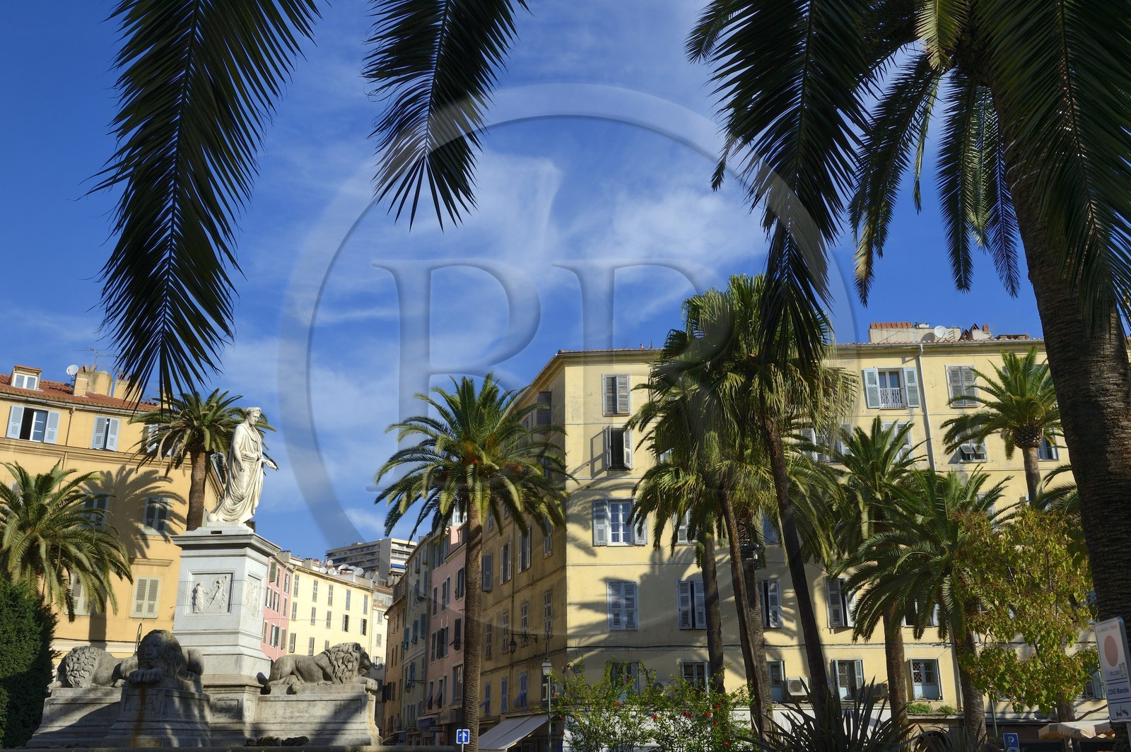 France, Corse-du-Sud (2A), Ajaccio, place du Maréchal Foch (Place des Palmiers), la statue de Napoléon Bonaparte en consul romain oeuvre du sculpteur Massimiliano Laboureur France, Corse-du-Sud (2A), Ajaccio, place du Maréchal Foch (Place des Palmiers), la statue de Napoléon Bonaparte en consul romain oeuvre du sculpteur Massimiliano Laboureur