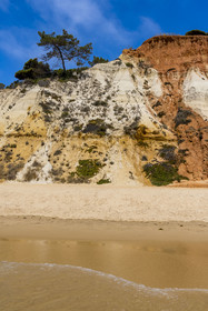 Portugal, Algarve, Olhos de Agua, la plage de Praia da Falésia surplombée par ses falaises rouges