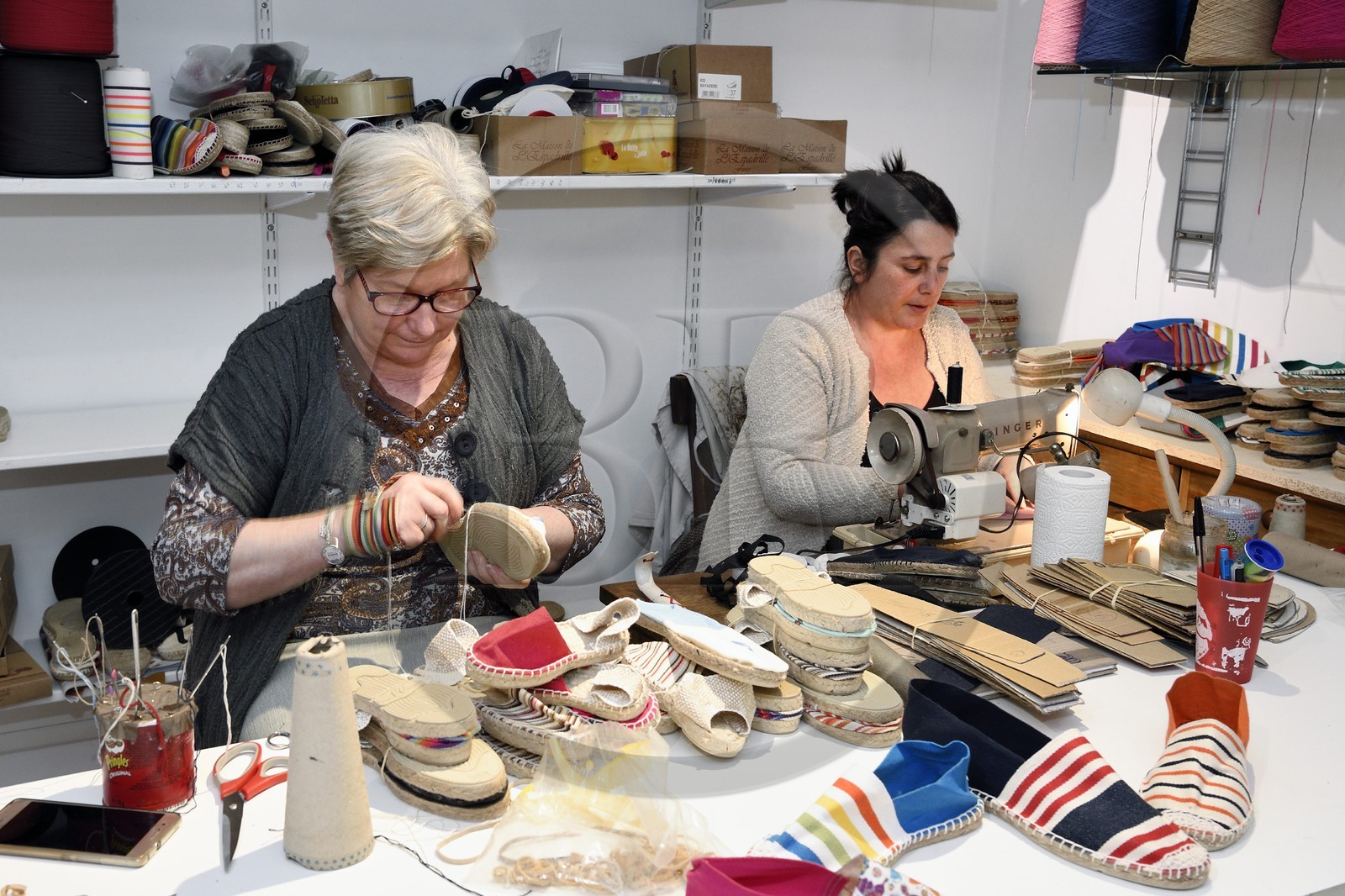 France, Pyrénées-Atlantiques (64), Pays-Basque, Saint-Jean-Pied-de-Port, Albertine Arangois et sa fille Patricia dans leur boutique et fabrique artisanale d'espadrilles