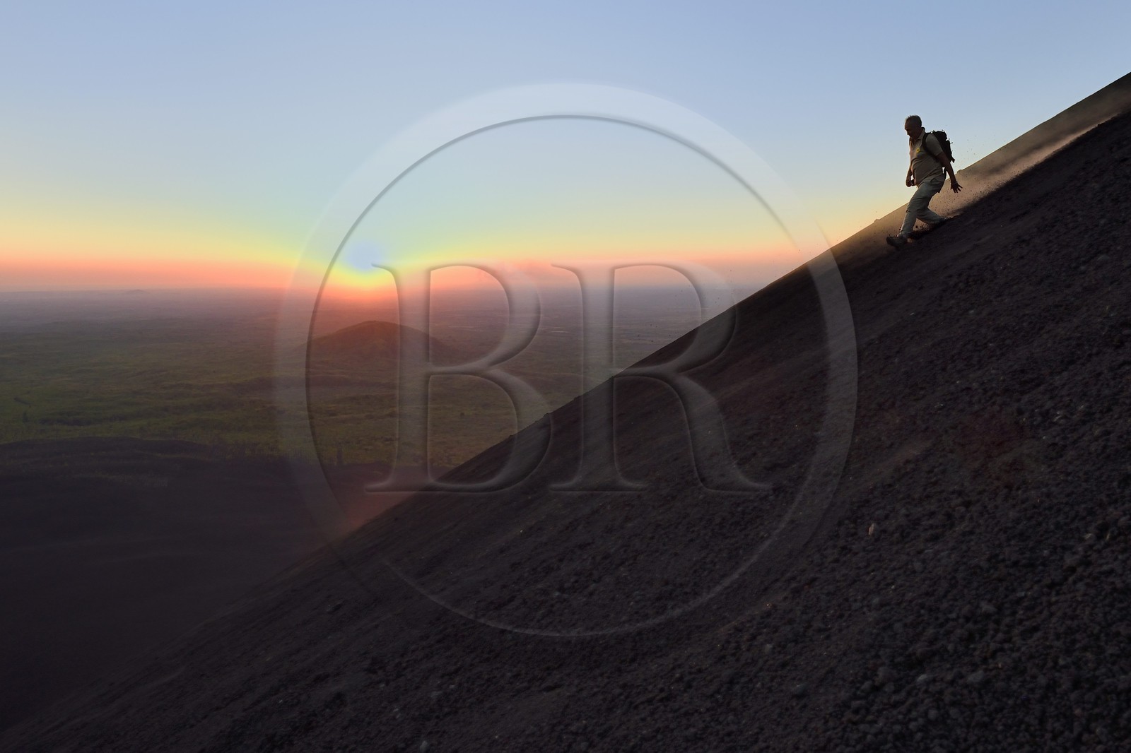 Nicaragua, région de Leon, Volcan Cerro Negro dans la cordillère des Maribios (ou Marrabios), homme courant dans les cendres de la pente du volcan