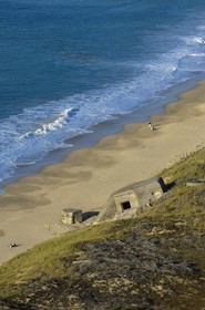 France, Charente-Maritime (17), Ile de Ré, casemate sur la plage au phare des Baleines (vue aérienne)