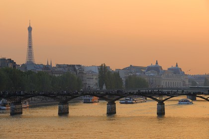 France, Paris (75), les rives de la Seine, classées Patrimoine Mondial de l'UNESCO, passerelle des Arts et tour Eiffel rive gauche