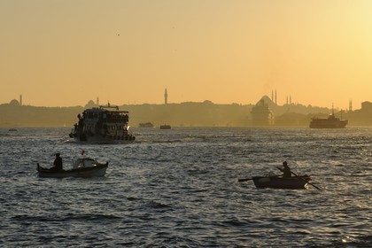Turquie, Istanbul, bateaux de pêcheurs sur le Bosphore avec la Corne d'Or en arrière plan
