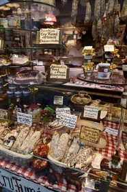 France, Haut-Rhin (68), Route des Vins d'Alsace, Ribeauvillé, produits du terroir dans la vitrine de la Boucherie - Charcuterie Hubert siedel