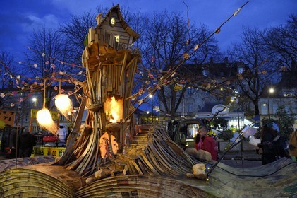 France, Meurthe-et-Moselle (54), Nancy, préparatifs pour le défilé de la Saint-Nicolas place Carnot, char La Maison dans l'Arbre de la commune de Dommartemont
