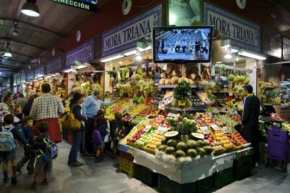 Espagne, Andalousie, Séville, quartier de Triana, le marché couvert de Triana, étal de marchand de fruits et légumes
