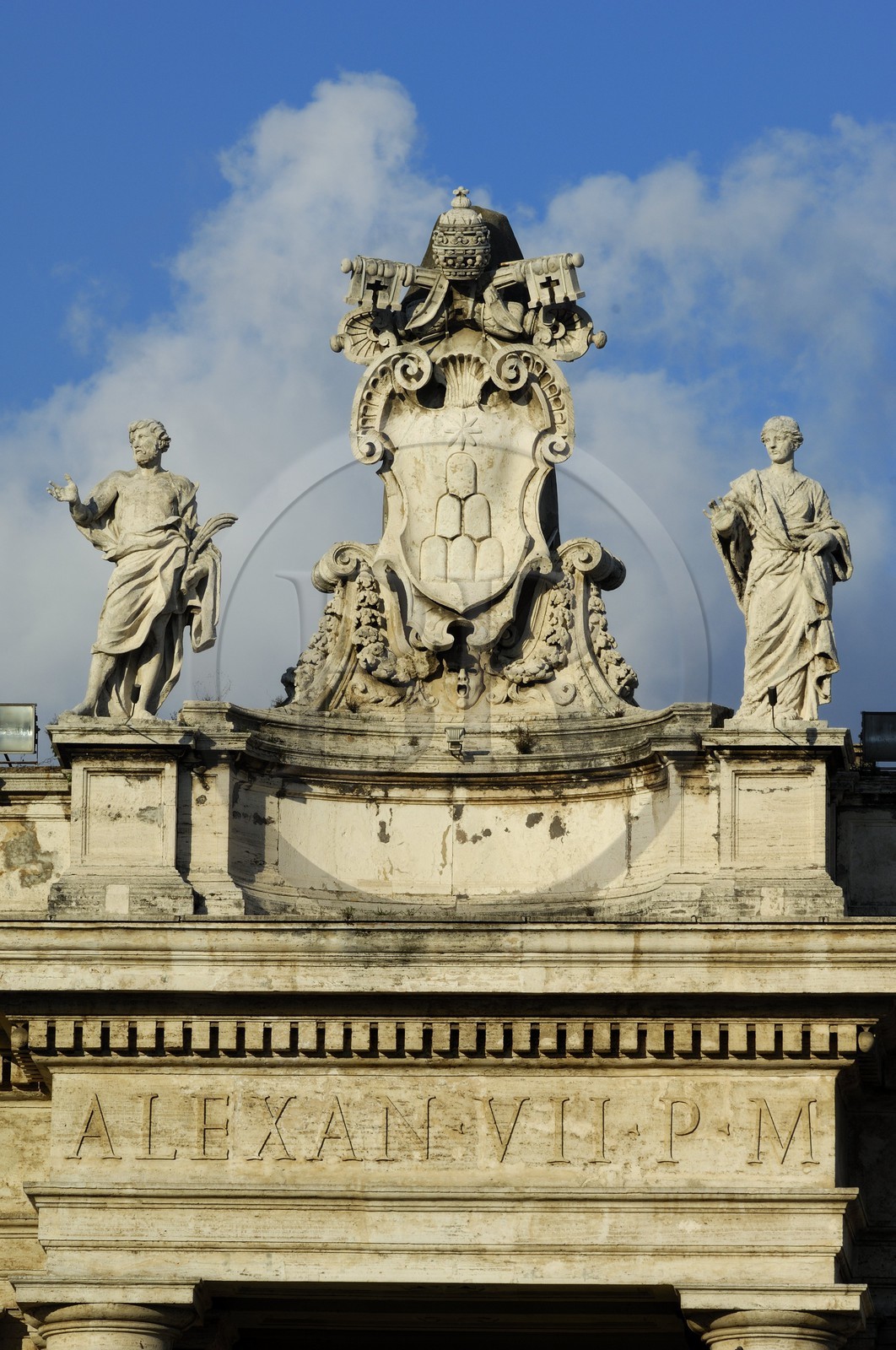 Italie, Latium, Rome, cité du Vatican classée Patrimoine Mondial de l'UNESCO, blason de la papauté sur la place Saint-Pierre