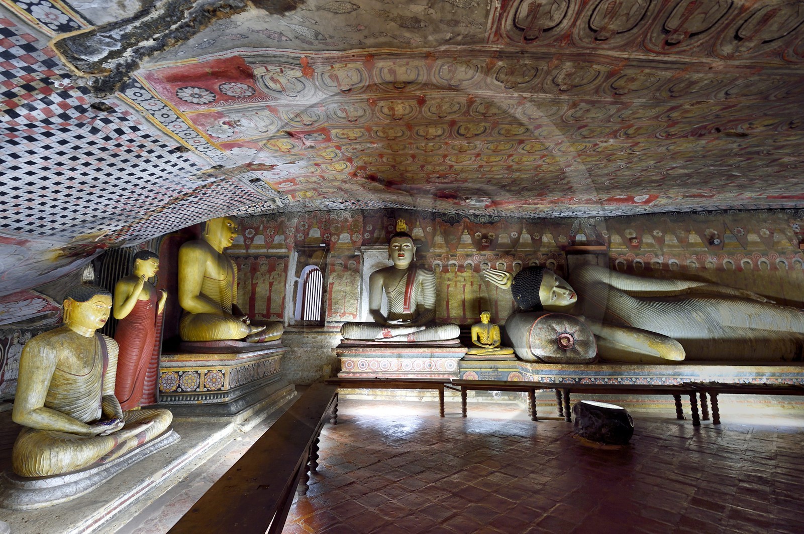 Sri Lanka, province du centre, district de Matale, Dambulla, Temple du Rocher Royal aussi appelé Ran Giri (Rocher doré) classé patrimoine mondial de l'UNESCO, la grotte n°2 Maharaja Viharaya est la plus vaste, Bouddha couché