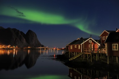 Norvège, Nordland, Iles Lofoten, ile de Moskenesoy, aurore boréale au dessus du village de pêcheurs de Reine
