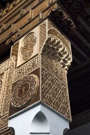 Maroc, Haut-Atlas, Marrakech, ville impériale, Médina classée Patrimoine Mondial de l'UNESCO, Palais de la Bahia, stuc sculpté sur colonne