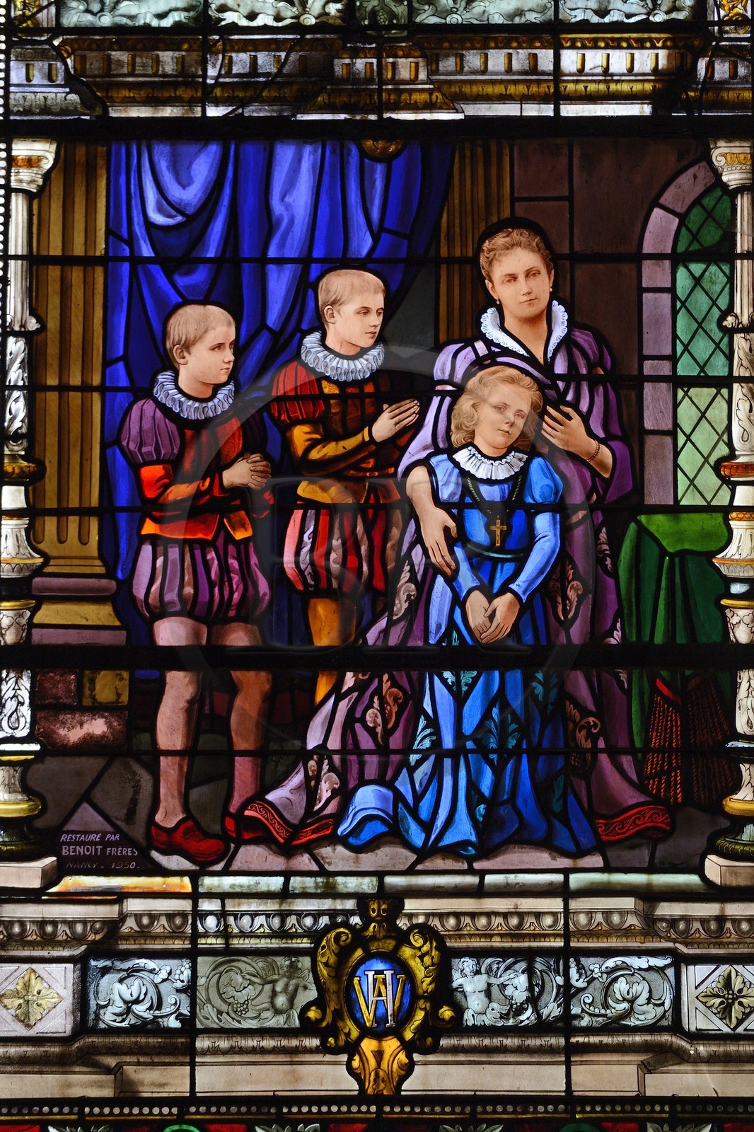 France, Moselle (57), Vallée de la Fensch, Hayange, vitrail dans l’église Saint-Martin représentant l’épouse de Henri de Wendel avec ses enfants et chiffre de la famille Wendel