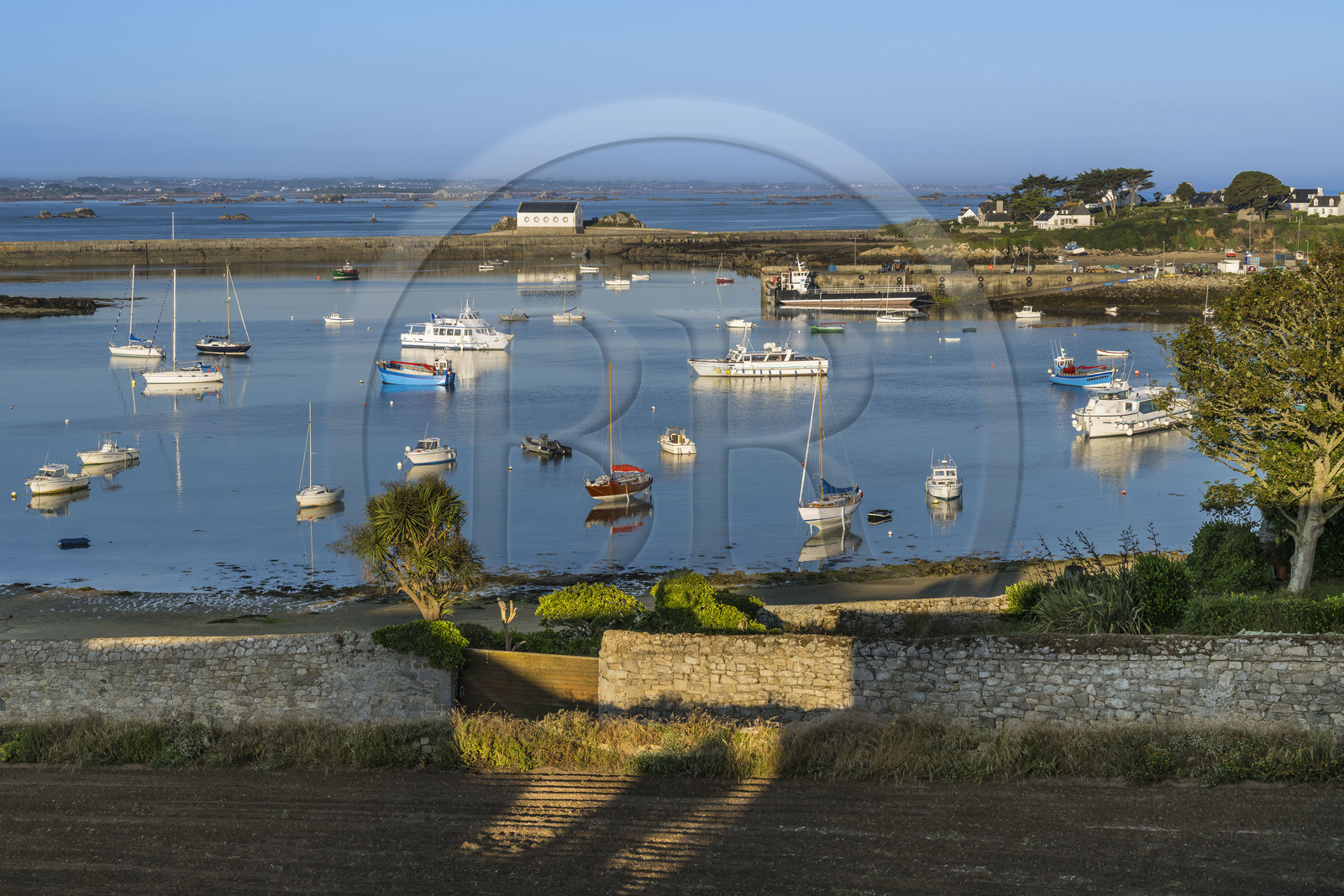 France, Finistère (29), Iles du Ponant, Ile de Batz, baie de  Porz-Kernok dans le chenal au petit matin