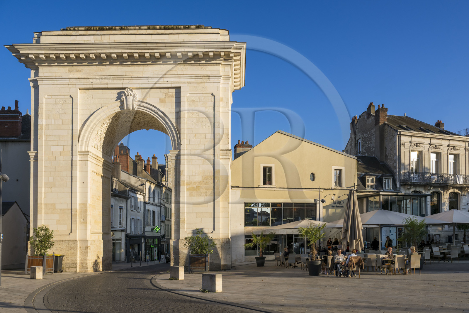 France, Nièvre (58), Nevers, la porte de Paris et avenue Pierre-Bérégovoy
