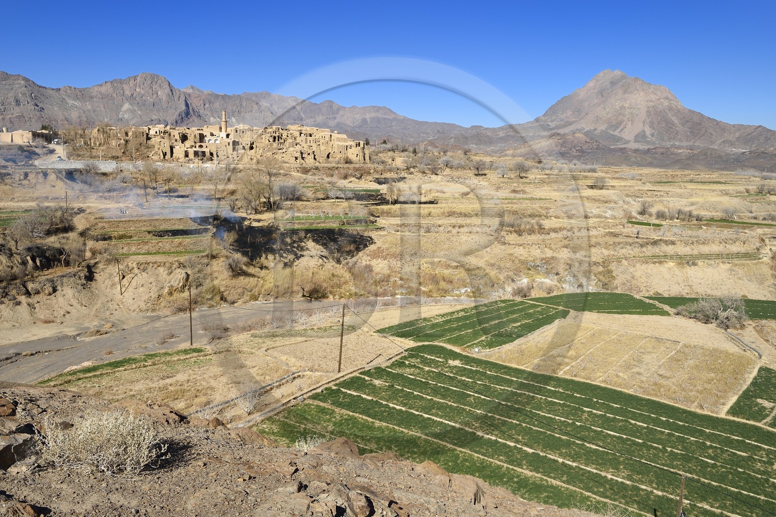Iran, Province de Yazd, en bordure du désert du Dasht-e Kavir, le vieux village de Kharanaq avec ses maisons en briques de terre crue (adobe) surplombant la vallée Andjir Iran, Province de Yazd, en bordure du désert du Dasht-e Kavir, le vieux village de Kharanaq avec ses maisons en briques de terre crue (adobe) surplombant la vallée Andjir